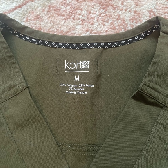 Koi Next Gen Olive Green Scrub Top And Bottom M - Picture 2 of 6